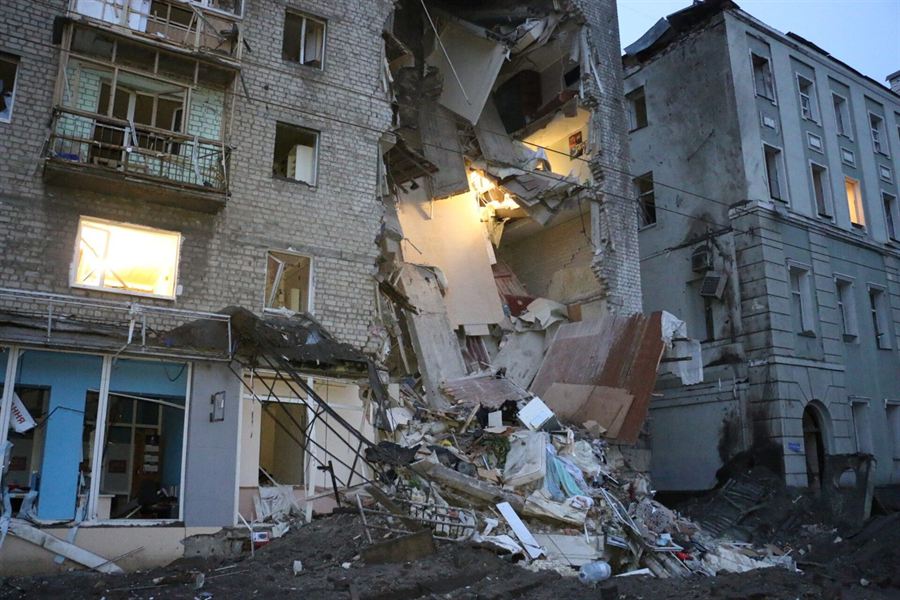 Житловий будинок із вирваною обстрілом стіною та зруйнованими квартирами